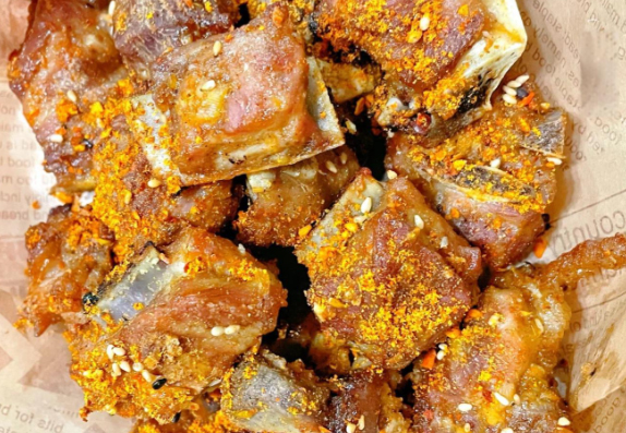 Garlic-flavored grilled pork ribs in an air fryer